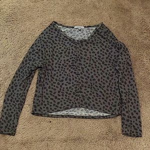 xs long sleeved grey cheetah print top